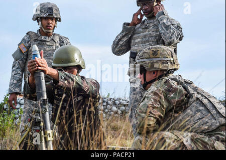 ROSA, Philippinen (14. Mai 2017) eine philippinische Soldaten bereitet aus einem Mörser rund mit US-Marines auf das erste Bataillon zugeordnet, die auf Feuer, 23 Infanterie Regiment während Balikatan 2017 am Fort Magsaysay in Santa Rosa, Philippinen. Die Übung ermöglicht Philippinischen und US-Militärs auf geteilten und Taktiken, Techniken und Verfahren, Bereitschaft und Reaktion auf neue Bedrohungen zu verbessern. Balikatan ist eine jährliche US-Philippinischen bilaterale militärische Übung konzentriert sich auf eine Vielzahl von Missionen, einschließlich humanitärer Hilfe und Katastrophenhilfe, Terrorismusbekämpfung, und andere kombinierte milita Stockfoto