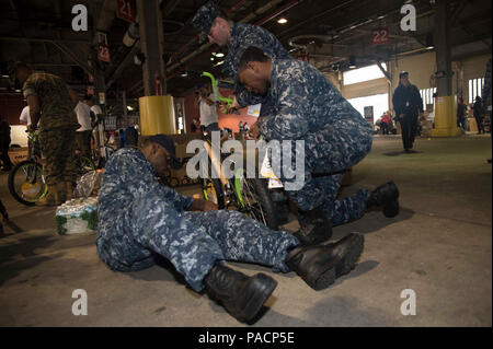 NEW YORK (25. Mai 2017) Segler aus den amphibischen Angriff Schiff USS Kearsarge (LHD 3) ein Fahrrad für die USO' Betrieb bauen, der Meine Fahrt" während der Fleet Week New York 2017. Fleet Week New York, der nun in seinem 29. Jahr, ist die Stadt der Zeit - Feier des Meeres Leistungen geehrt. Es ist eine einmalige Chance für die Bürger von New York und die umliegenden Tri-state-Area zu treffen Seemänner, Marinesoldaten und Küstenwache sowie Zeugnis aus erster Hand die neuesten Funktionen der heutigen Maritime Services. Stockfoto