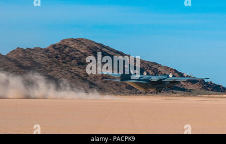 Ein Herkules der US Air Force C-130 von der 700th Airlift Squadron startet am 5. März 2016 von einem trockenen Seebett in der Nähe der Nellis Air Force Base, Nevada, während der Übung Red Flag 16-2. Das Flugzeug zeigt kurze Startfähigkeiten von unvorbereiteten Oberflächen als Teil eines realistischen Kampftrainings. Die Red Flag bietet Flugzeugen die Möglichkeit, komplexe Szenarien zu bewältigen, die die Effektivität der Mission verbessern. Die C-130 ist ein viermotoriges Turboprop-Transportflugzeug, das mit Allison T56-Motoren angetrieben wird und für den taktischen Lufttransport, Frachttransport und Truppentransport ausgelegt ist. Stockfoto