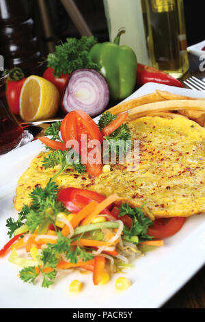 Frühstück Omelette mit Pommes Frites und Garnieren Stockfoto