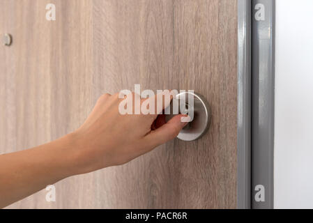 Weibliche hand Verriegelung Tür in der Wohnung. Stockfoto