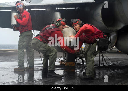 Von BENGALEN (17. Juli 2017) Marines auf der "Death Rattlers" der Marine Strike Fighter Squadron (Vmfa) 323 zugeordnet. Befestigen Sie dazu einen Tank zu einer F/A-18C Hornet auf dem Flugdeck der Flugzeugträger USS Nimitz (CVN 68) Während der Malabar 2017. Malabar 2017 ist das Neueste in einer fortlaufenden Reihe von Übungen zwischen der indischen Marine, Japan Maritime Self Defense Force und US-Marine, die sich in Umfang und Komplexität im Laufe der Jahre zugenommen hat die Vielfalt der gemeinsamen Bedrohungen der Sicherheit im Seeverkehr Indo-Asia-Pazifik-Region. Stockfoto