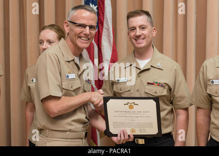 WASHINGTON (19 Juli 2017) Captain Ken Collins, Kommandierender Offizier der US-Marine Band, präsentiert die Navy und Marine Corps Leistung Medaille zu Musiker 1. Klasse Chris DeChiara. Stockfoto