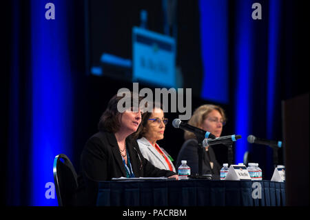 WASHINGTON (Jan. 20, 2017) Frau Mary Miller, Links, der Stellvertretende Verteidigungsminister für Forschung und Engineering, ist Dr. Fance Córdova, Director, National Science Foundation, und Dr. Sandra Magnus, Executive Director, American Institute Luft- und Raumfahrt, bei der Marine S&T Partner Perspektiven während der Naval Zukunft Kraft von Wissenschaft und Technologie (W&T) EXPO zu diskutieren. Die EXPO ist das Amt des (ONR) Premier Biennale des Naval Research, die Teilnehmer Zugang zu erfahrenen naval Führung und technische Experten und den Status der wichtigsten Programme und neue Forschung zu diskutieren opport Stockfoto