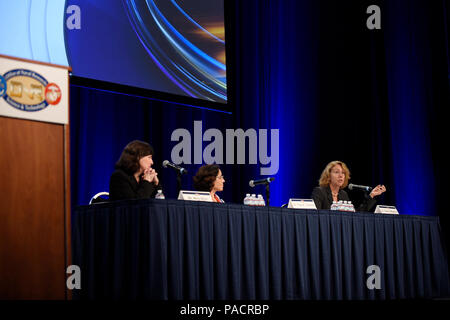 WASHINGTON (Jan. 20, 2017) Dr. Sandra Magnus, rechts, ehemaliger Astronaut und Aktuelle executive Director, American Institute Luft- und Raumfahrttechnik, Verband wird von Frau Mary Miller, Links, der Stellvertretende Verteidigungsminister für Forschung und Technik und Dr. Fance Córdova, Director, National Science Foundation zu Naval S&T Partner Perspektiven während der Naval Zukunft Kraft von Wissenschaft und Technologie (W&T) EXPO diskutieren. Die EXPO ist das Amt des (ONR) Premier Biennale des Naval Research, dass die Teilnehmer Zugang zu erfahrenen naval Führung und technischen Experten den Status der zu diskutieren bietet Stockfoto