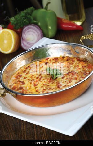 Frühstück Omelette mit Pommes Frites und Garnieren Stockfoto