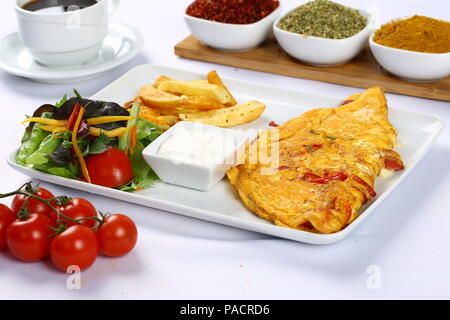 Frühstück Omelette mit Pommes Frites und Garnieren Stockfoto