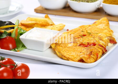 Frühstück Omelette mit Pommes Frites und Garnieren Stockfoto