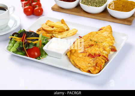 Frühstück Omelette mit Pommes Frites und Garnieren Stockfoto