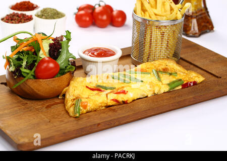 Frühstück Omelette mit Pommes Frites und Garnieren Stockfoto