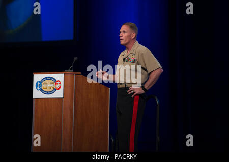 WASHINGTON (Jan. 21, 2017) Generalleutnant Robert Walsh, Kommandierender General, Marine Corps Combat Development Command, gibt eine Grundsatzrede während der Naval Zukunft Kraft von Wissenschaft und Technologie (W&T) EXPO am Walter E. Washington Convention Center. Die EXPO ist das Amt des (ONR) Premier Biennale des Naval Research, die Teilnehmer Zugang zu erfahrenen naval Führung und technische Experten und den Status der wichtigsten Programme und neue Forschungsmöglichkeiten zu diskutieren. Stockfoto