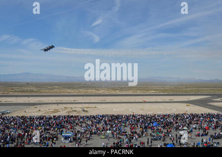 160320-N-NI 474-270 Lancaster, Kalifornien (20. März 2016) US Navy Flight Demonstration Squadron, die Blue Angels, Diamond Piloten führen Sie die Echelon Parade Manöver während des Los Angeles County Air Show. Der Blaue Engel feiert sein 70-jähriges Bestehen und sind geplant 65 Demonstrationen an 34 Standorten in den USA im Jahr 2016 durchzuführen. (U.S. Marine Foto von Mass Communication Specialist 2. Klasse Daniel M. Young/Freigegeben) Stockfoto