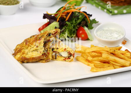 Frühstück Omelette mit Pommes Frites und Garnieren Stockfoto