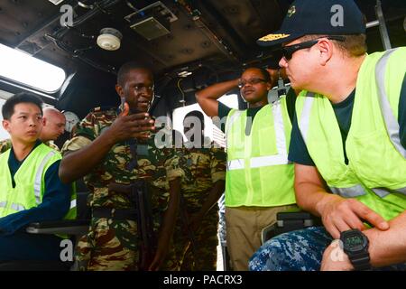 160322-N-WV703-025 Golf von GUINEA (22. März 2016) Segler teilnehmen in eine illegale Fischerei Internat Szenario Übung mit Kamerun Marine-Mitglieder an Bord USNS Speerspitze (T-EPF 1) Übung Obangame/Sahara Express 2016, 22 März. Obangame/Sahara Express eines der drei afrikanische regionale ausdrückliche Serie Übungen erleichtert durch US Marine zwingt Europa-Afrika/US 6. Flotte soll regionale Zusammenarbeit, maritimen Bereich Bewusstsein, Informationsaustausch Praktiken zu erhöhen und verbessern Interoperabilität zwischen den teilnehmenden Kräfte um maritime Sicherheit und wirtschaftliche Stabilität in der Region zu verbessern. Stockfoto