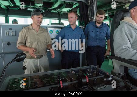 160320-N-QF605-076 Golf von GUINEA (20. März 2016) - Chief Mate, Todd Kutkiewicz, links, eine zivile Seemann, erklärt das Schiff Fähigkeiten zur Royal Fleet Auxiliary Mitglieder während einer Schiffstour an Bord USNS Speerspitze (T-EPF 1), 20 März während der Übung Obangame/Sahara Express 2016. Obangame/Sahara-Express, eine der drei afrikanische regionale ausdrückliche Serie Übungen erleichtert durch US Marine zwingt Europa-Afrika/US 6. Flotte soll regionale Zusammenarbeit, maritimen Bereich Bewusstsein, Informationsaustausch Praktiken zu erhöhen und verbessern Interoperabilität zwischen den teilnehmenden Kräfte um m zu erhöhen Stockfoto