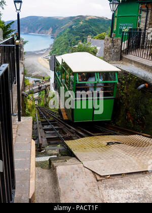 Beförderung absteigend auf der 1888 in Lynton Lynmouth Cliff Railway. Die Bucht von Lynmouth, Devon, UK im Hintergrund Stockfoto