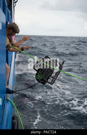 Atlantik (Aug. 12, 2017) Segler für die Beseitigung von Explosivstoffen Mobile Einheit (EODMU) 2, Expeditionary Mine ExMCM Gegenmaßnahmen Unternehmen (Co) 202, Bereitstellung eines Seabotix Remote Operated Vehicle (ROV) während der Ausbildung an Bord der M/V Shelia Bordelon. ExMCM Co 202 besteht aus einem EODMU 2 MCM Platoon, Mobile Tauchen und Bergung (MDSU) 2 Unbemannte Systeme, Platoon, und der Naval Ozeanographie Minenkrieg Center (NOMWC) Post Mission Analyse Zelle. EODMU2 liefert glaubwürdige, combat ready EOD Kräfte in der Lage, überall und jederzeit bereitstellen zur Unterstützung der nationalen Interessen. Stockfoto