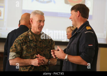 Major General Brian Beaudreault, der 2. Marine Division Kommandierender General, spricht mit der Commodore Hans Lodder, Kommandeur der Niederländischen Streitkräfte in die Karibik, nach der Enthüllung einer Umwidmung Gedenktafel zur Erinnerung an die gemeinsame Ausbildung zwischen der Royal Dutch Marines und der United States Marines in Camp Lejeune, N.C., 18. März 2016. Die Plakette ist in Camp Davis platziert werden, außerhalb von Camp Lejeune. (U.S. Marines Corps Foto von Lance Cpl. Miranda Faughn/Freigegeben) Stockfoto