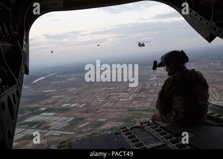 Us-Armee AH-64D Apache longbow Hubschrauber escort zwei CH-47 Chinook Hubschrauber der US-Marines mit Task Force spartanisch, 26 Marine Expeditionary Unit (MEU), über Taji, Irak, da sie sich auf Kara Steigen für ihre Mission zur Unterstützung der Operation inhärenten Lösung am 17. März 2016. Betrieb Zugehörig zu lösen ist eine internationale militärische Operation der US-geführten Koalition erstellt als Teil einer umfassenden Strategie zu degradieren und die Niederlage der Islamischen Staat im Irak und der Levante. (U.S. Marine Corps Foto von Cpl. Andre Dakis/Freigegeben) Stockfoto