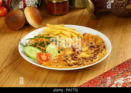 Frühstück Omelette mit Pommes Frites und Garnieren Stockfoto