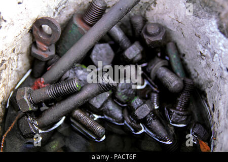 Alten verrosteten Schrauben Einweichen in Industrie, Öl Stockfoto