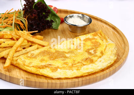 Frühstück Omelette mit Pommes Frites und Garnieren Stockfoto