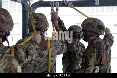 Sgt. 1. Klasse Sherise Stephens, Mitte, eine militärische Intelligenz platoon Sergeant für die Zentrale und die Konzernzentrale, 173Rd Airborne Brigade zugewiesen, führt eine nachhaltige Airborne jumpmaster Aufgaben während der Ausbildung an der fiktiven Tür Trainer, 15. März 2016, vor der Durchführung airborne Operations bei Aviano Air Base in Pordenone, Italien. (U.S. Armee Foto: Staff Sgt. Opal Vaughn) Stockfoto