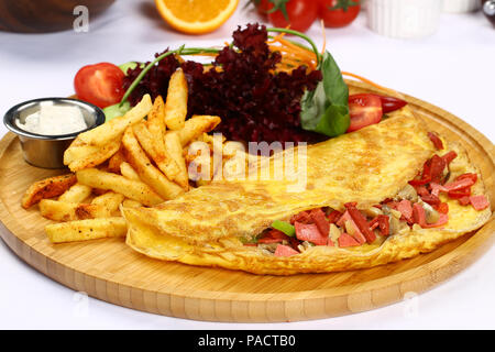 Frühstück Omelette mit Pommes Frites und Garnieren Stockfoto