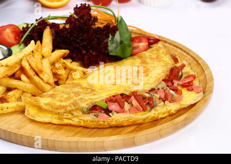 Frühstück Omelette mit Pommes Frites und Garnieren Stockfoto