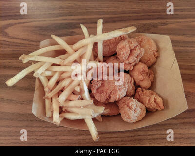 Fast food Chicken Nuggets mit Pommes frites Stockfoto