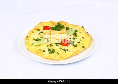 Frühstück Omelette mit Pommes Frites und Garnieren Stockfoto