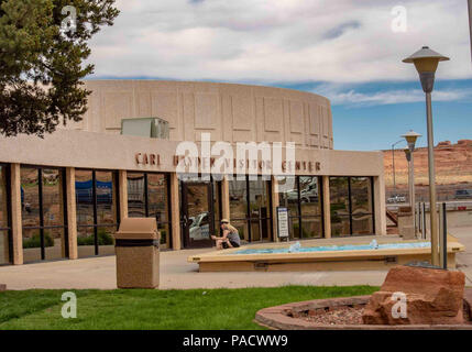 Arizona, USA. 30 Mai, 2018. Glen Canyon Dam Visitor Center ist für die ehemaligen US-Senator aus Arizona Carl Hayden benannt und ist neben dem Glen Canyon Dam. Ein ausgezeichneter Ort für touristische Informationen über die Glen Canyon National Recreation Area. Credit: Arnold Drapkin/ZUMA Draht/Alamy leben Nachrichten Stockfoto