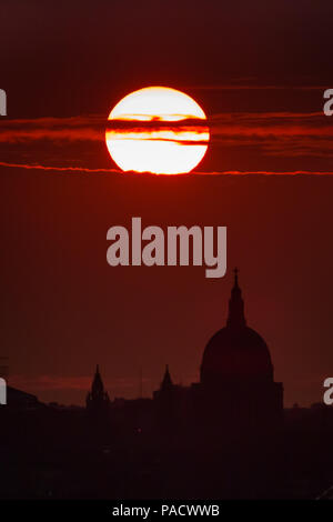 London, Großbritannien. 21. Juli 2018. UK Wetter: Dramatische Abend Sonnenuntergang über die Stadt mit St. Paul's Cathedral im Blick. Credit: Guy Corbishley/Alamy leben Nachrichten Stockfoto