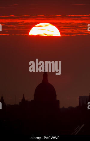 London, Großbritannien. 21. Juli 2018. UK Wetter: Dramatische Abend Sonnenuntergang über die Stadt mit St. Paul's Cathedral im Blick. Credit: Guy Corbishley/Alamy leben Nachrichten Stockfoto