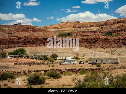 Arizona, USA. 30 Mai, 2018. Isolierte Wohnungen in der Painted Desert und Echo Klippen der Navajo Indian Reservation in Arizona. Das Gebiet ist von Verwitterten kuppenlagen der vielschichtigen Felsen, Klippen und Tafelberge der verschiedenen Schichten Farben gekennzeichnet, die erste spanische Entdecker auf den Bereich El Desierto Pintado Credit: Arnold Drapkin/ZUMA Draht/Alamy Leben Nachrichten Anruf Stockfoto