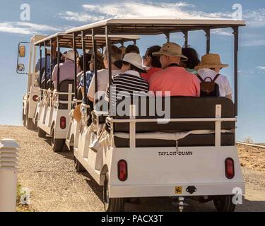 Arizona, USA. 31. Mai, 2018. Eine elektrische Touristen Sightseeing Warenkorb Passagiere von der Wahweap Bay Marina im Lake Powell Resort, bei Urlaubern und Touristen. Credit: Arnold Drapkin/ZUMA Draht/Alamy leben Nachrichten Stockfoto