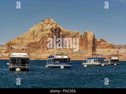 Arizona, USA. 31. Mai, 2018. Hausboote angedockt in Wahweap Bay Marina im Lake Powell Resort Hotel in Page, Arizona, ein Liebling der Touristen und Urlauber. Castle Rock, den bunten High Bluff von entrada Sandstein, steht auf dem gegenüberliegenden Ufer. Credit: Arnold Drapkin/ZUMA Draht/Alamy leben Nachrichten Stockfoto