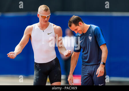 London, Großbritannien. 21. Juli 2018. Sam Kendricks (USA) zeigt Renaud Lavillenie (FRA) Wie zu tanzen, während sie eine Pause während 2018 IAAF Diamond League - Muller Geburtstag Spiele in London Stadion am Samstag, den 21. Juli 2018. LONDON, ENGLAND. Credit: Taka G Wu Credit: Taka Wu/Alamy leben Nachrichten Stockfoto