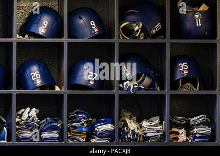 Milwaukee, WI, USA. 20. Juli 2018. Die Los Angeles Dodgers Helm Rack vor der Major League Baseball Spiel zwischen den Milwaukee Brewers und der Los Angeles Dodgers am Miller Park in Milwaukee, WI. John Fisher/CSM/Alamy leben Nachrichten Stockfoto