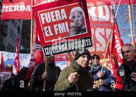 Buenos Aires, Argentinien. 21. Juli 2018. Soziale und politische Organisation des Protests gegen die G-20 und der Direktor des IWF (Internationaler Währungsfonds) Treffen in Buenos Aires. Credit: Julieta Ferrario/ZUMA Draht/Alamy leben Nachrichten Stockfoto