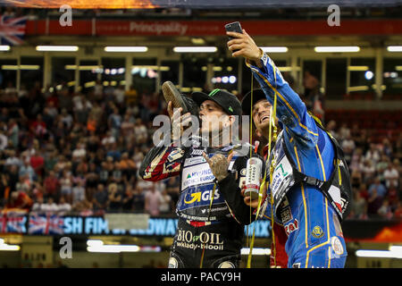 Fürstentum Stadion. Cardiff, Großbritannien. 21. Juli 2018. Adrian Flux britischen FIM Speedway Grand Prix; Tai Woffinden Getränke aus einem Schuh als Zweite in Cardiff Grand Prix Credit feiern: Aktion plus Sport/Alamy leben Nachrichten Stockfoto