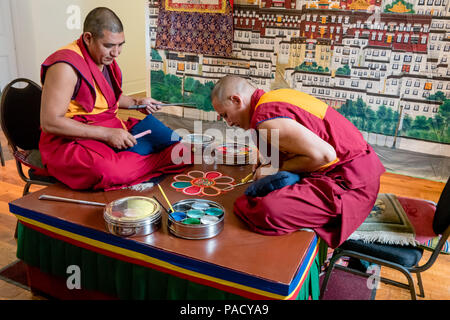 Leeds, Großbritannien. 21. Juli 2018. Tibetische buddhistische Mönche von Tashi Lhunpo Kloster auf einer UK-Tour schaffen eine Chenrezig Sand Mandala aus farbigem Sand in das Harewood House. Diese künstlerische Tradition des tantrischen Buddhismus stellt die himmlischen Haus von Herrn Chenrezig, der Bodhisattva des Mitgefühls, der mit einem Lotus auf einen Stuhl in der Mitte. Das Kloster ist im Exil, jetzt in Bylakuppe in Südindien gegründet, und ist die Heimat für fast 400 Mönche und hat HH der Dalai Lama als Schirmherr. Die UK-Tour sucht Mittel und kulturelles Bewusstsein zu heben. © HASNews/Alamy leben Nachrichten Stockfoto