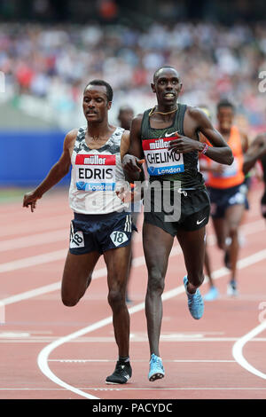 London, Großbritannien. 18. Juli 21. Paul CHELIMO (Vereinigte Staaten von Amerika) Überqueren der Ziellinie in der Männer 5000 m-Finale bei den 2018, IAAF Diamond League, Jubiläum Spiele, Queen Elizabeth Olympic Park, Stratford, London, UK. Foto: Simon Balson/Alamy leben Nachrichten Stockfoto