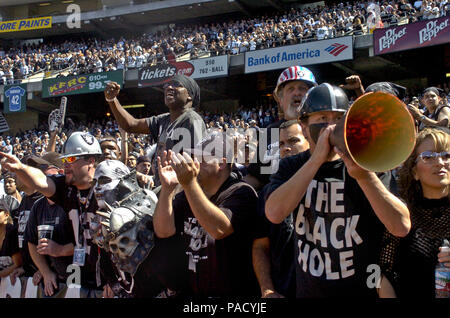 Oakland, Kalifornien, USA. 19. Sep 2004. ''Fans das Schwarze Loch'' Räuber am Sonntag, 19. September 2004 in Oakland, Kalifornien. Die Räuber besiegt die Rechnungen 13-10. Credit: Al Golub/ZUMA Draht/Alamy leben Nachrichten Stockfoto