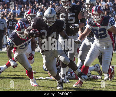 Oakland, Kalifornien, USA. 23 Okt, 2005. Oakland Raiders zurück laufen LaMont Jordan (34) Touchdown macht am Sonntag, 23. Oktober 2005 in Oakland, Kalifornien. Die Räuber besiegt die Rechnungen 38-17. Credit: Al Golub/ZUMA Draht/Alamy leben Nachrichten Stockfoto