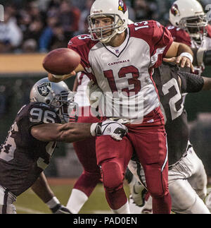 Oakland, Kalifornien, USA. 26 Aug, 2005. Arizona Cardinals Quarterback Kurt Warner (13) am Freitag, den 26. August 2005 in Oakland, Kalifornien. Die Kardinäle besiegten die Räuber 17-16 in einem preseason Spiel. Credit: Al Golub/ZUMA Draht/Alamy leben Nachrichten Stockfoto