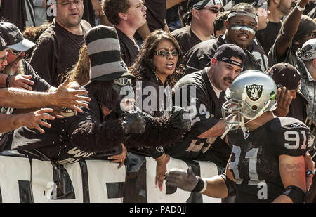 Oakland, Kalifornien, USA. 2. Okt 2005. Oakland Raiders defensive Ende Tyler Brayton (91) bekommt Gruß aus dem Schwarzen Loch Masse am Sonntag, 2. Oktober 2005 in Oakland, Kalifornien. Die Räuber besiegt die Cowboys 19-13. Credit: Al Golub/ZUMA Draht/Alamy leben Nachrichten Stockfoto