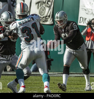 Oakland, Kalifornien, USA. 27 Nov, 2005. Oakland Raiders punter Shane Lechler (9) am Sonntag, den 27. November 2005 in Oakland, Kalifornien. Die Delphine besiegt die Räuber 33-21. Credit: Al Golub/ZUMA Draht/Alamy leben Nachrichten Stockfoto