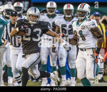 Oakland, Kalifornien, USA. 27 Nov, 2005. Oakland Raiders Defensive zurück Chris Carr (23) am Sonntag, den 27. November 2005 in Oakland, Kalifornien. Die Delphine besiegt die Räuber 33-21. Credit: Al Golub/ZUMA Draht/Alamy leben Nachrichten Stockfoto