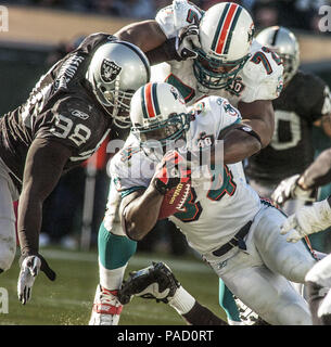 Oakland, Kalifornien, USA. 27 Nov, 2005. Miami Dolphins zurück Ricky Williams laufen (34) am Sonntag, den 27. November 2005 in Oakland, Kalifornien. Die Delphine besiegt die Räuber 33-21. Credit: Al Golub/ZUMA Draht/Alamy leben Nachrichten Stockfoto